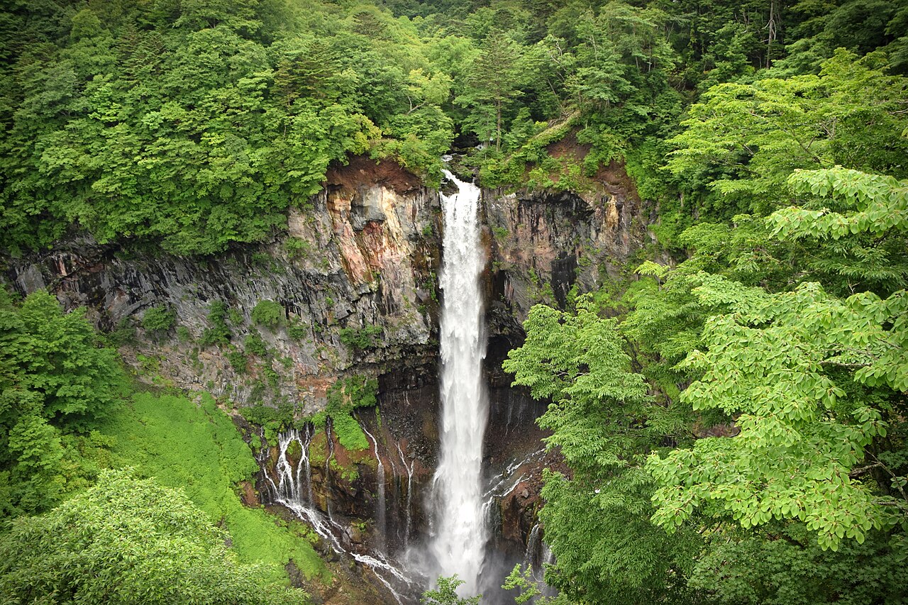 奥日光・華厳滝の落差97mの流れと新緑