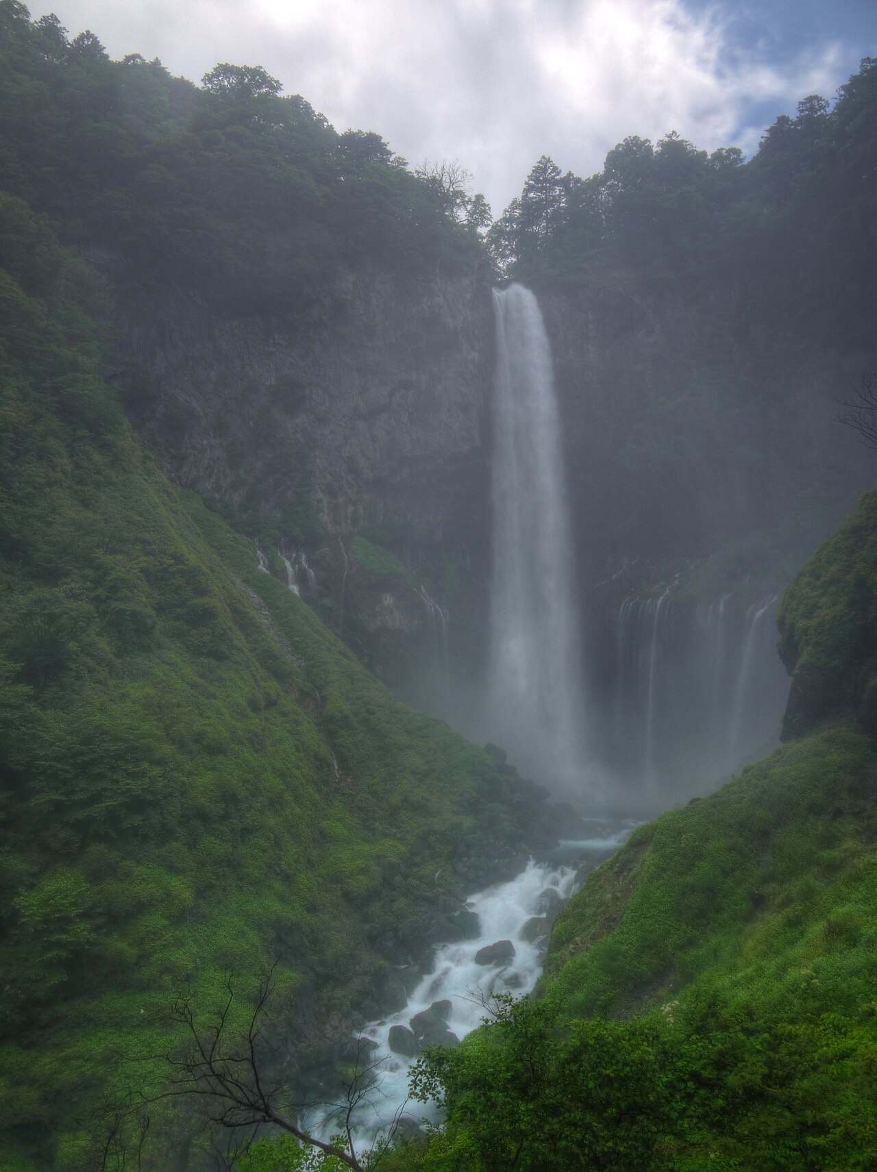 華厳滝の落差97mの流れと滝壺
