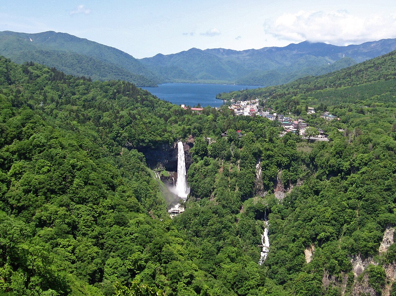 中禅寺湖と華厳滝を一望する遠景