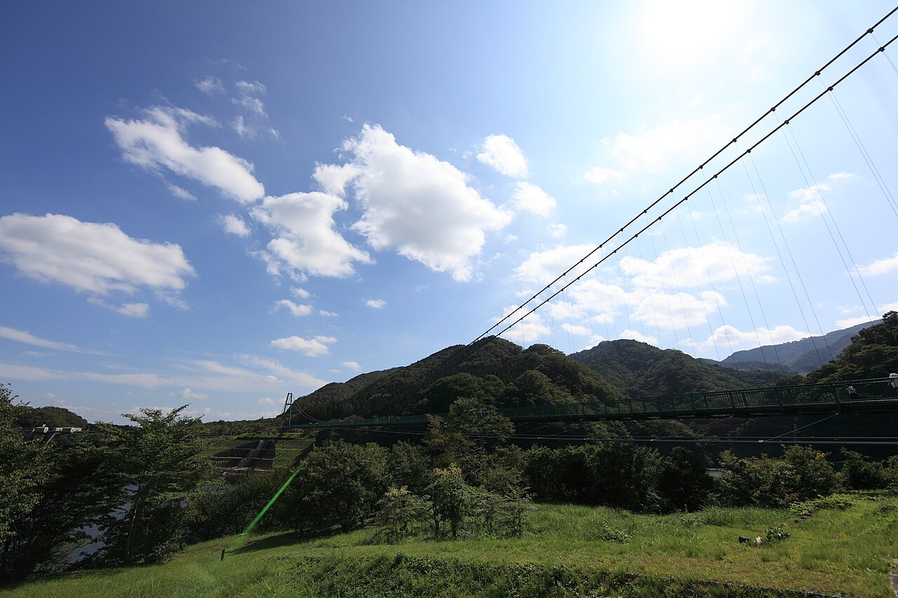 夏空の下に架かるもみじ谷大吊橋と塩原の山並み