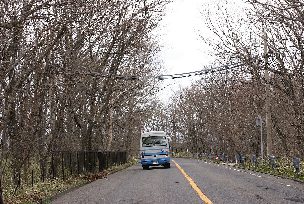 那須平成の森で道路の上に架けられたアニマルパスウェイ
