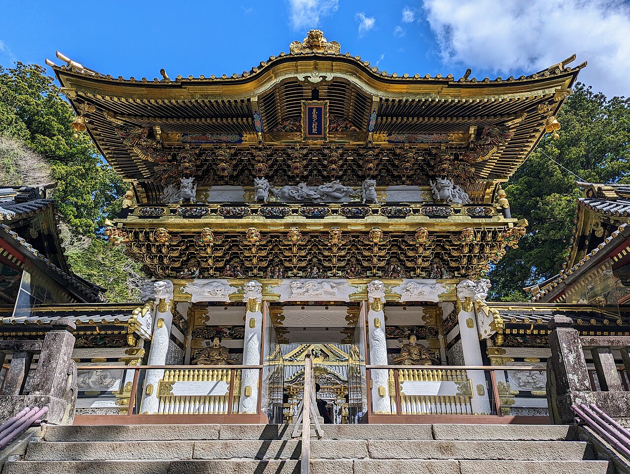 栃木・日光東照宮の陽明門を正面から見上げた全景