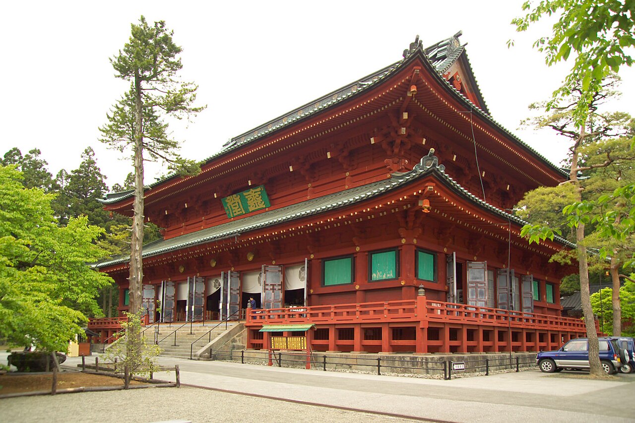 新緑に包まれた日光山輪王寺の三仏堂を斜めから望む
