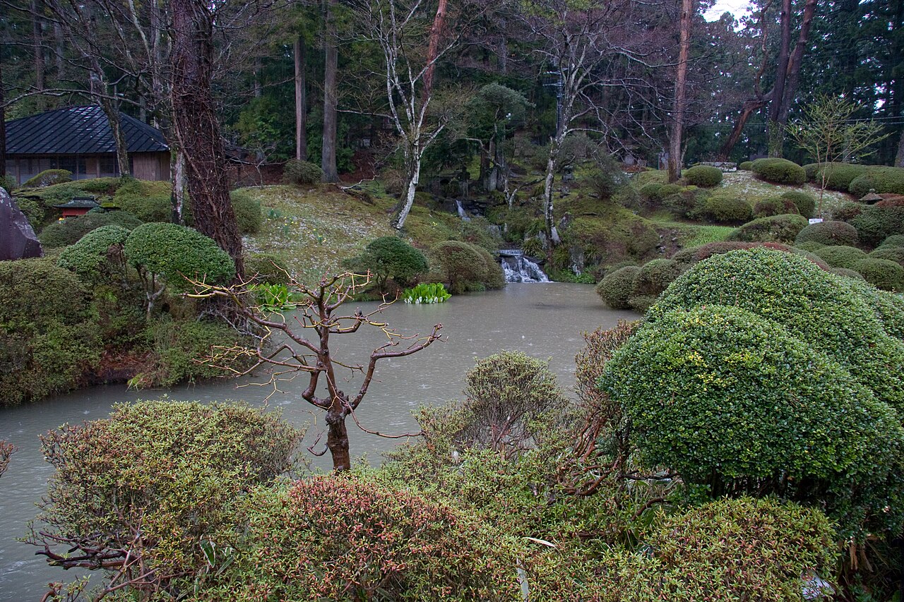 日光山輪王寺の日本庭園・逍遥園。刈り込まれた植栽と池
