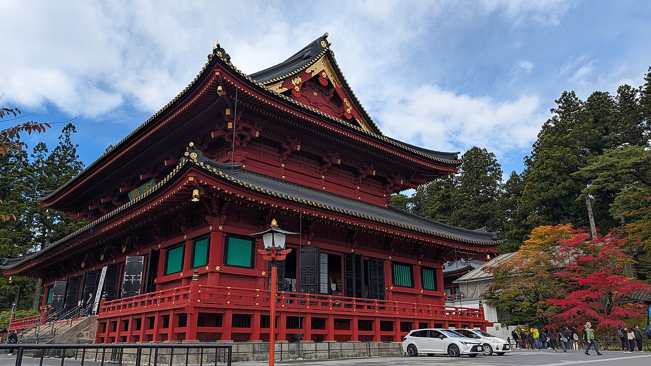 日光山輪王寺の三仏堂。朱塗りの大伽藍と紅葉