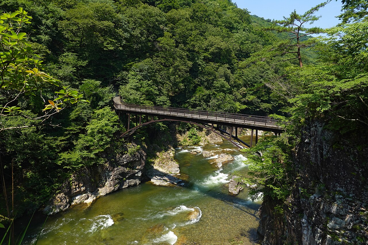 龍王峡の奇岩と鬼怒川の清流