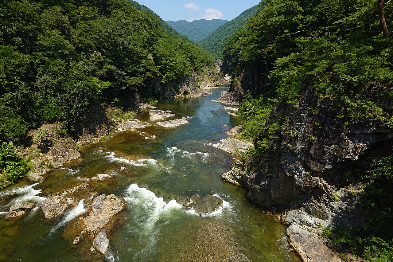 龍王峡の渓谷と鬼怒川の清流、緑に覆われた岩壁