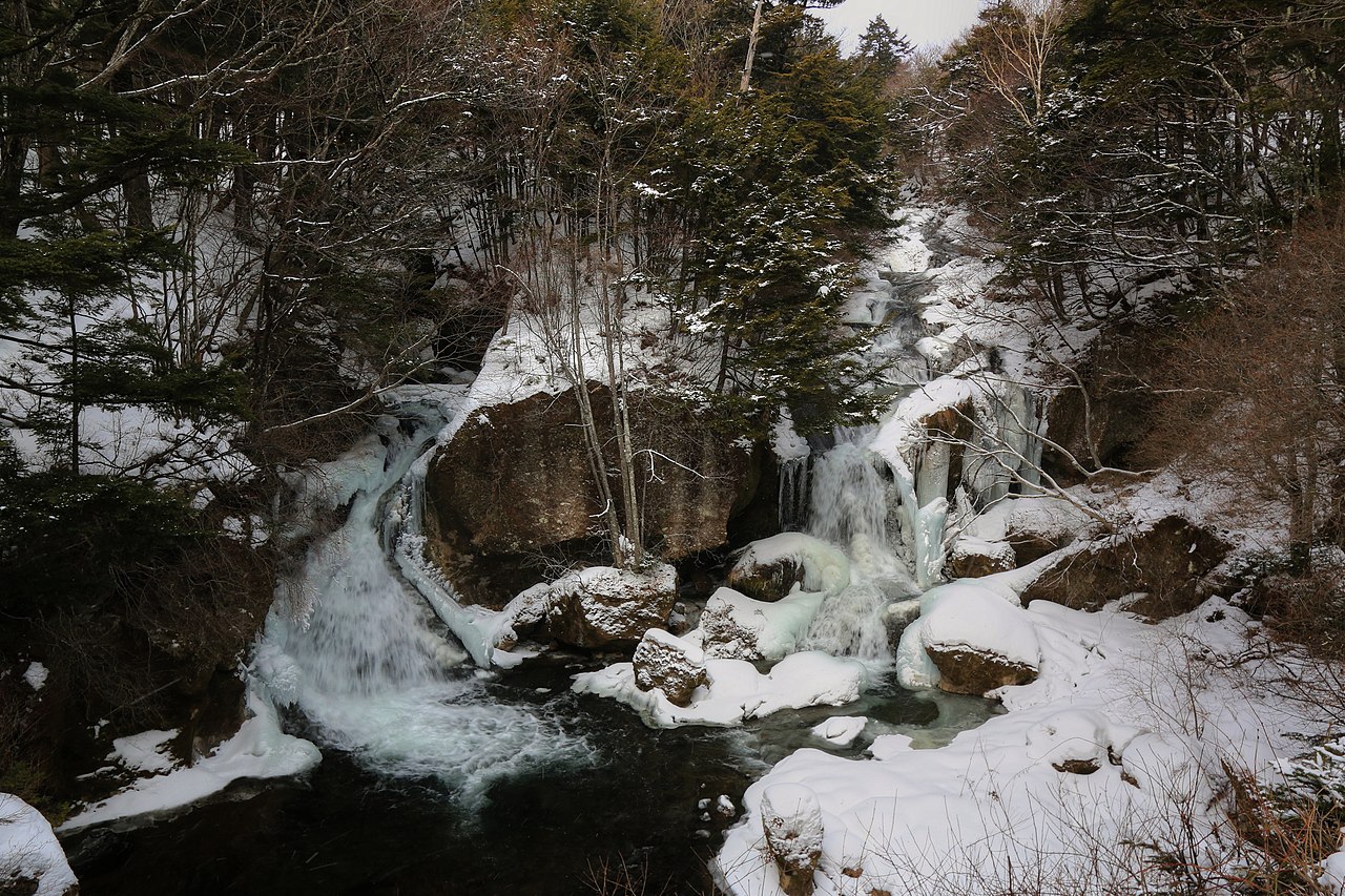 雪と氷に覆われた冬の竜頭滝