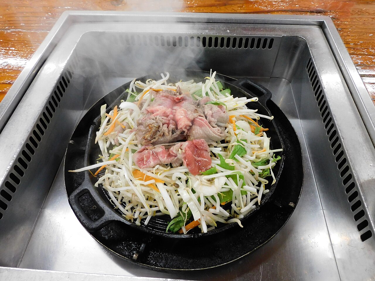 那須塩原・千本松牧場の園路と牧草地
