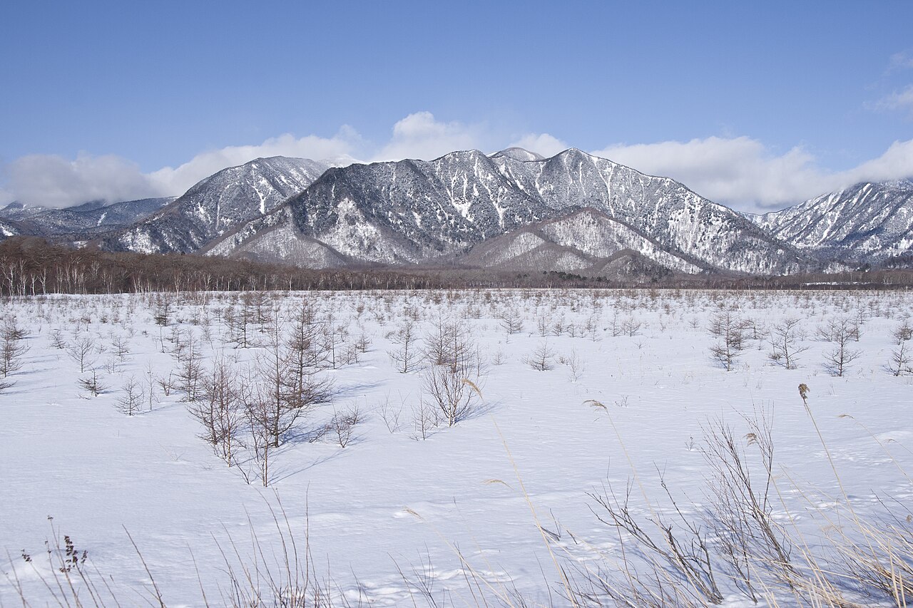 雪原と化した冬の戦場ヶ原と、雪をまとった山並み