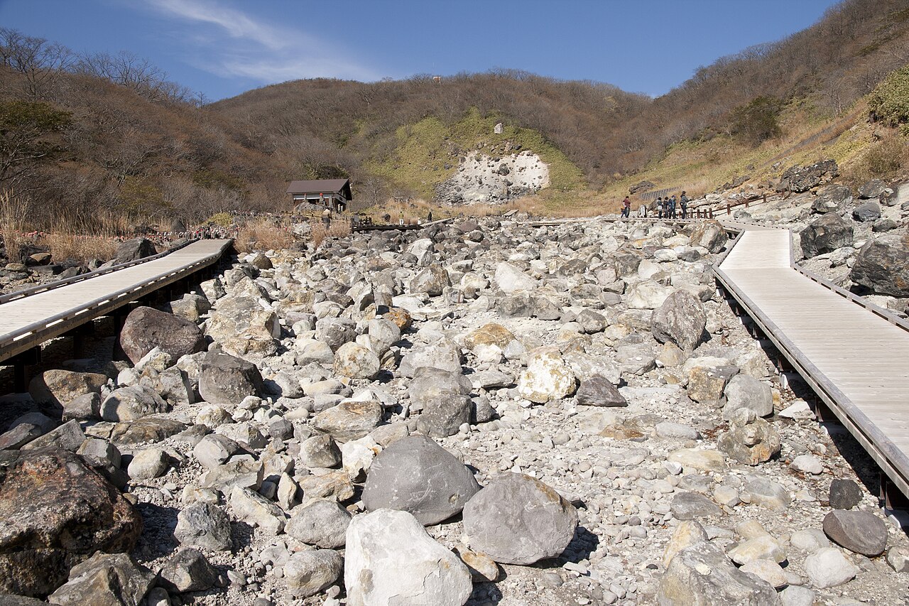 殺生石の賽の河原に広がる白い岩原と2本の木道