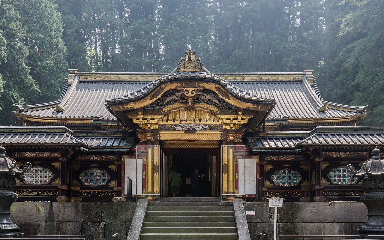 大猷院の唐門。金と黒漆で彩られた左右対称の門