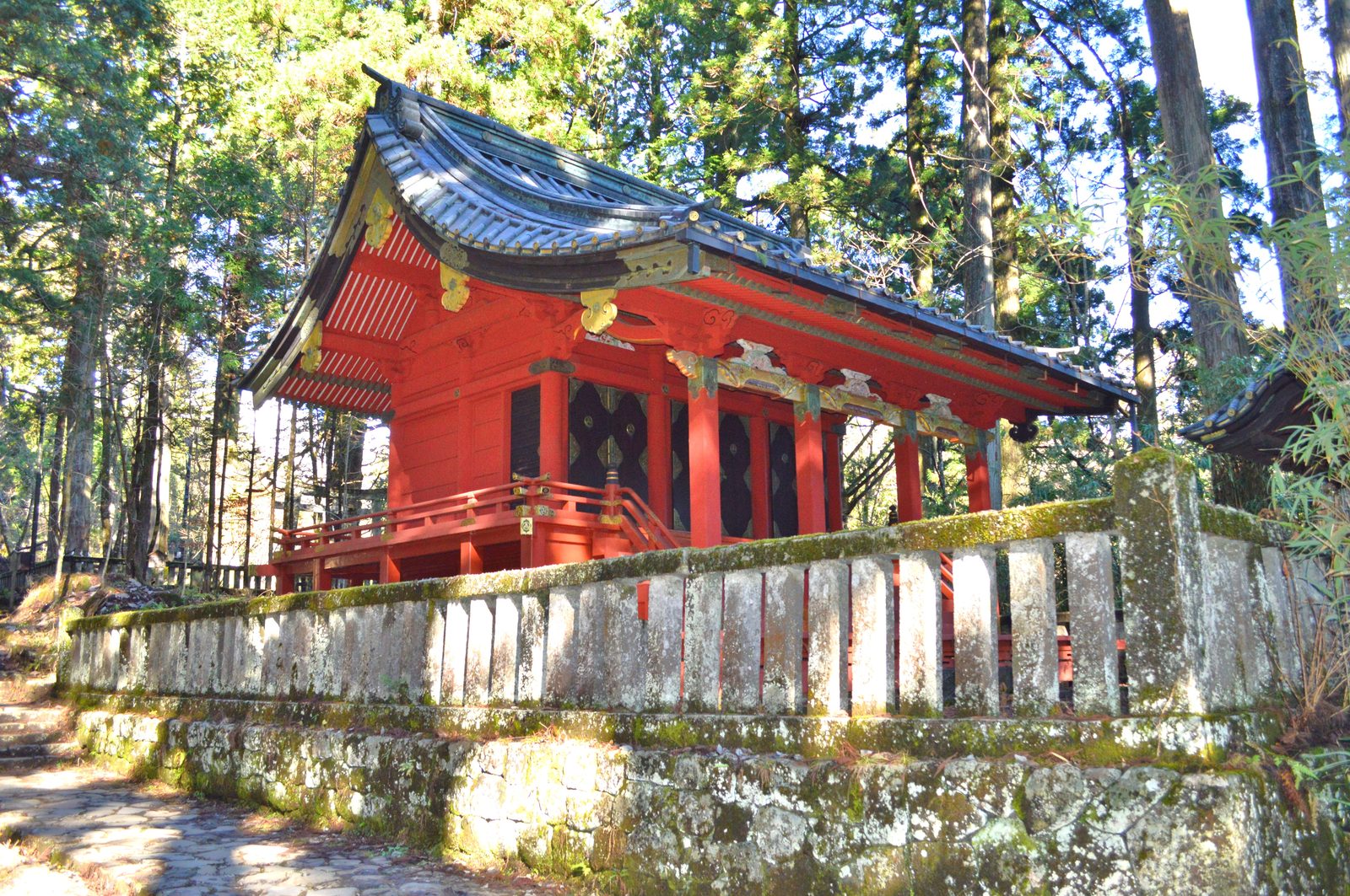 滝尾神社の本殿。田心姫命を祀る静寂の社殿