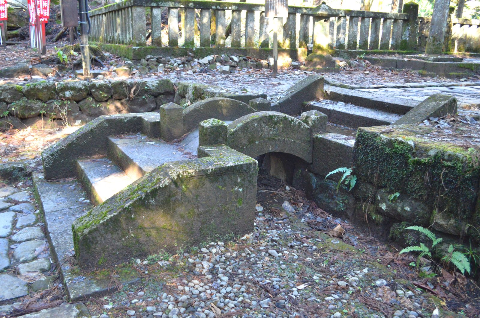 滝尾神社境内、杉木立の中に架かる石橋