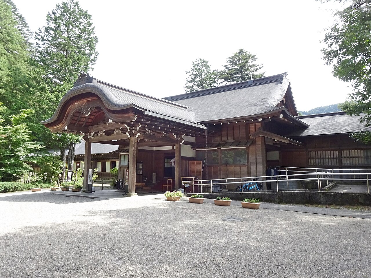 日光田母沢御用邸の唐破風の車寄せと玄関