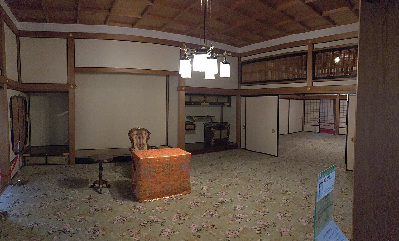 日光田母沢御用邸の御殿内部、シャンデリアと絨毯の部屋