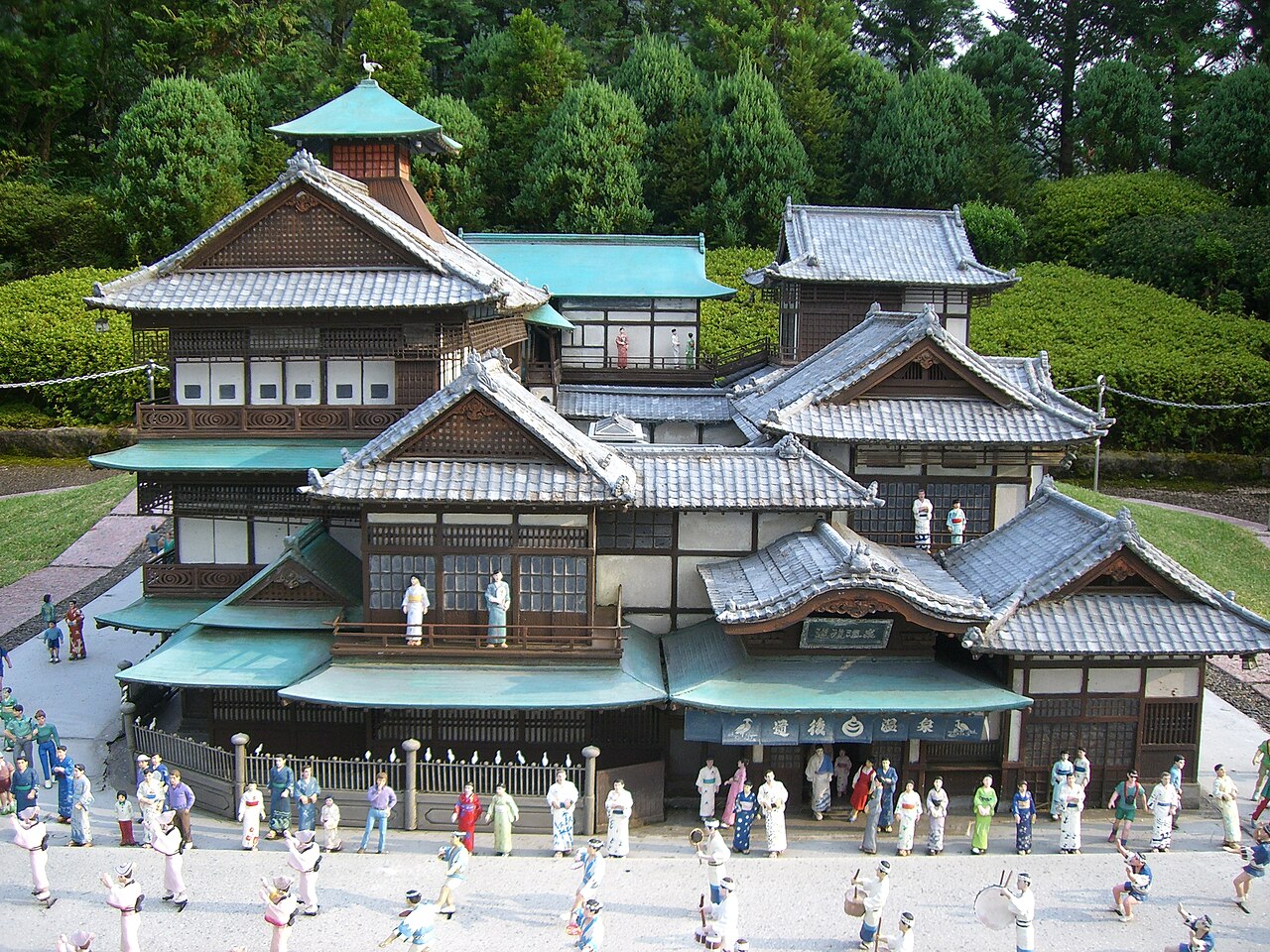 1/25スケールの道後温泉本館。木造三層の建物と浴衣姿の人形
