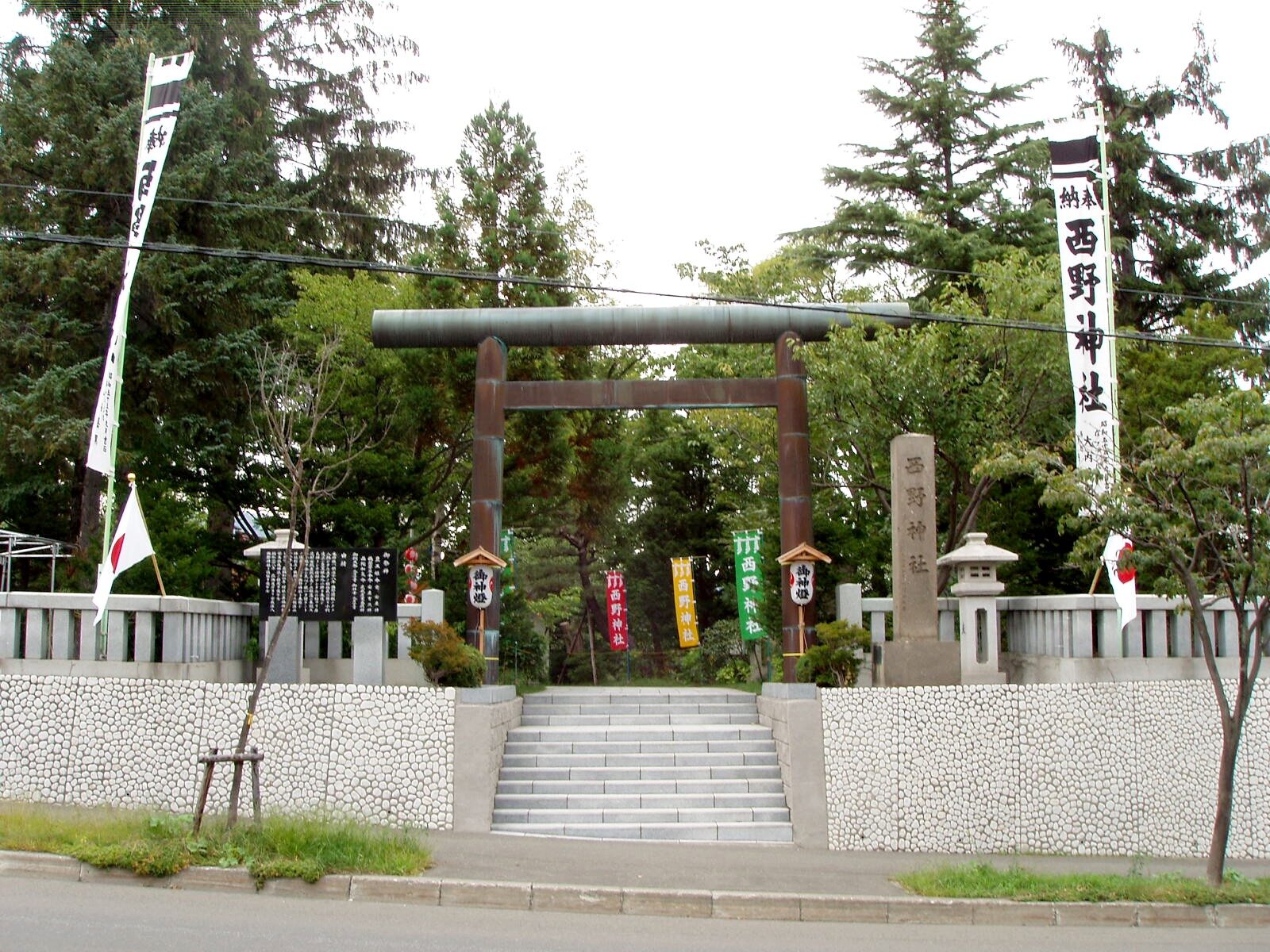 住宅街に立つ西野神社の鳥居