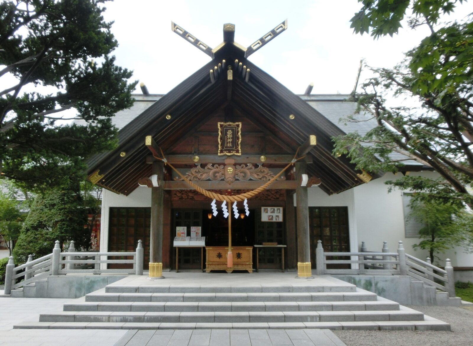 西野神社の拝殿、参拝者が手を合わせる社殿