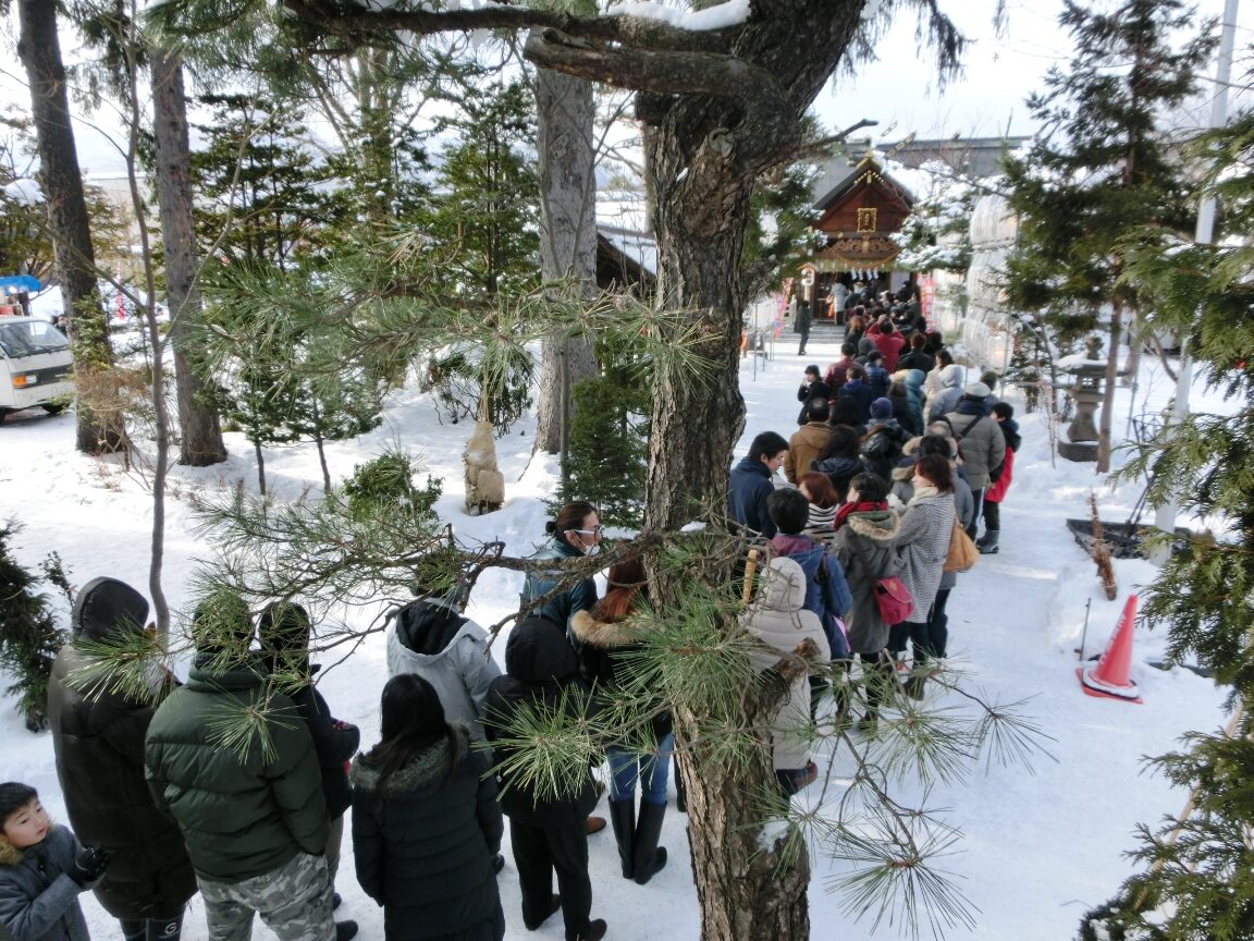 西野神社の参道の眺め