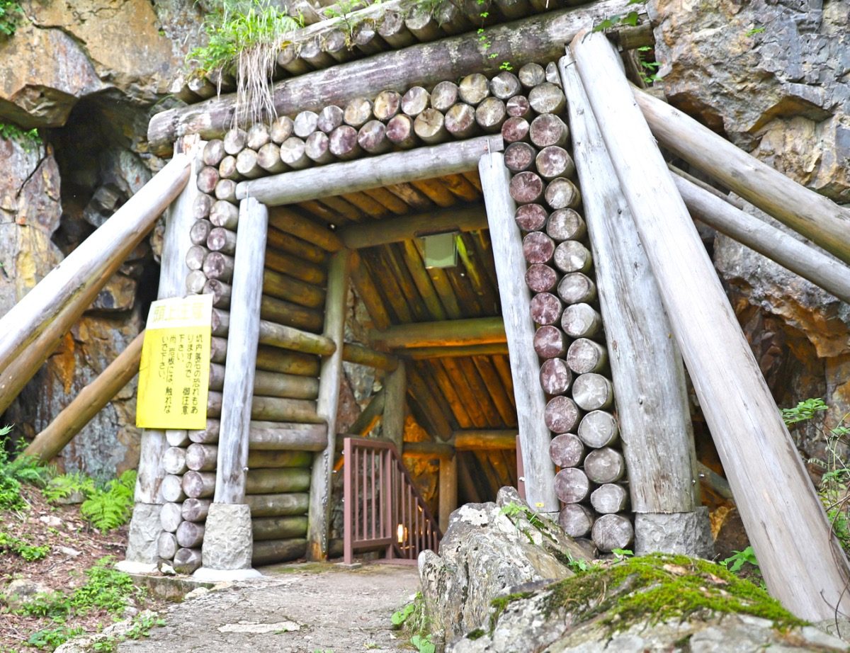延沢銀山遺跡、木組みの銀坑洞入口