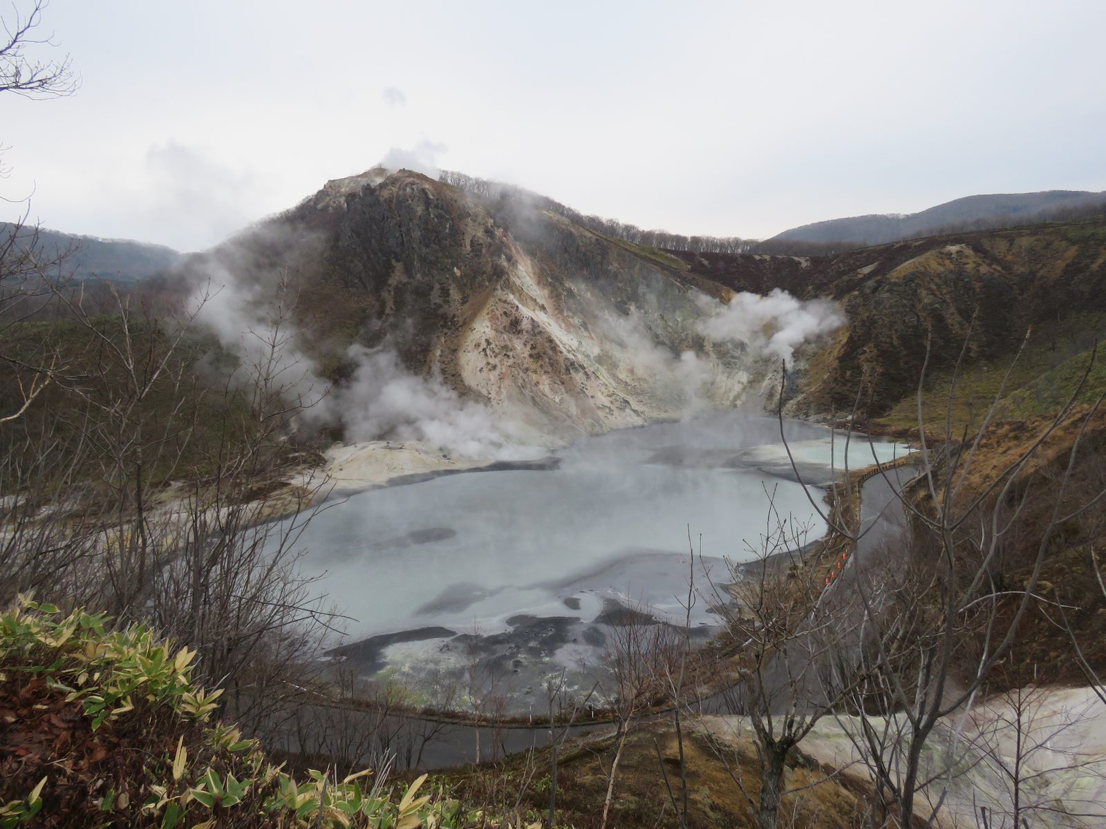 大湯沼、噴気を上げる青灰色の温泉池