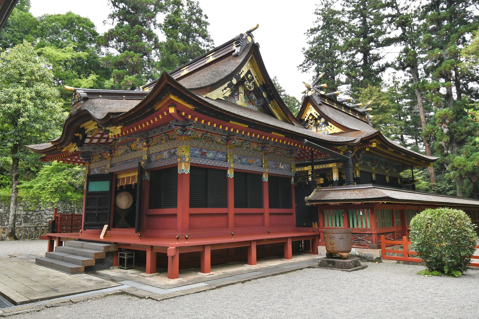 貫前造の本殿、彫刻装飾が施された社殿