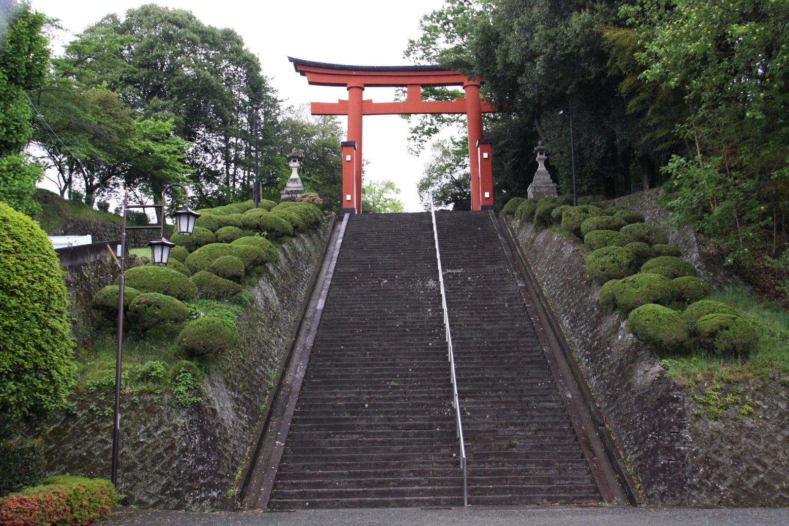 大鳥居と参道の石段