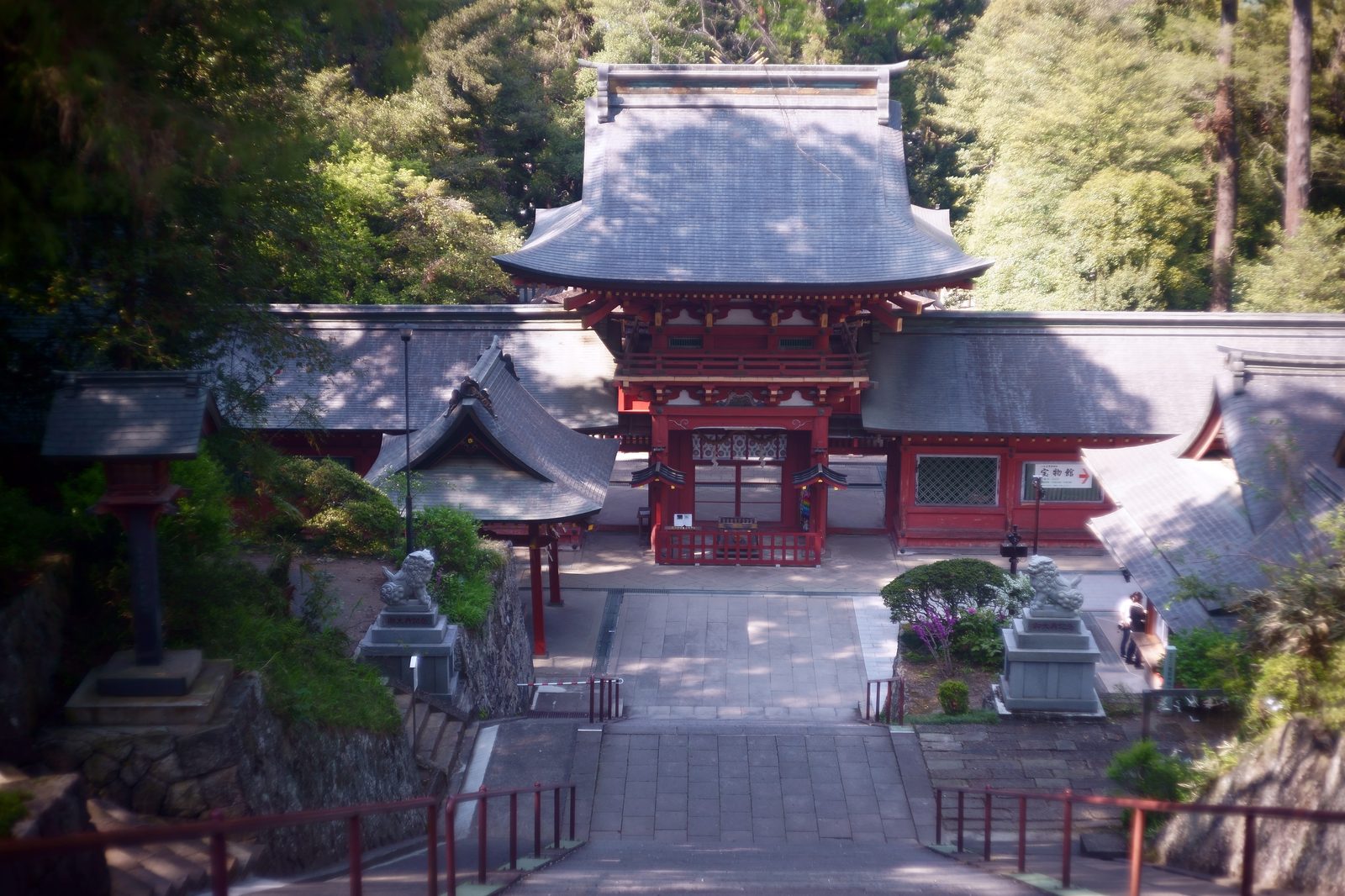 楼門越しに見下ろす一之宮貫前神社の下り宮の参道