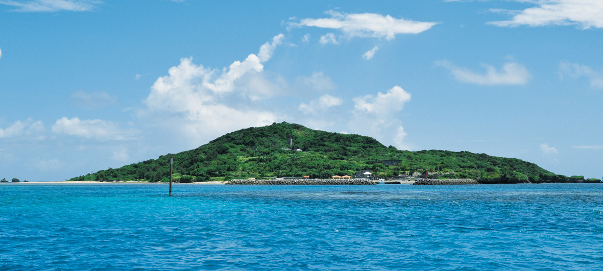 海に浮かぶ大神島の遠景