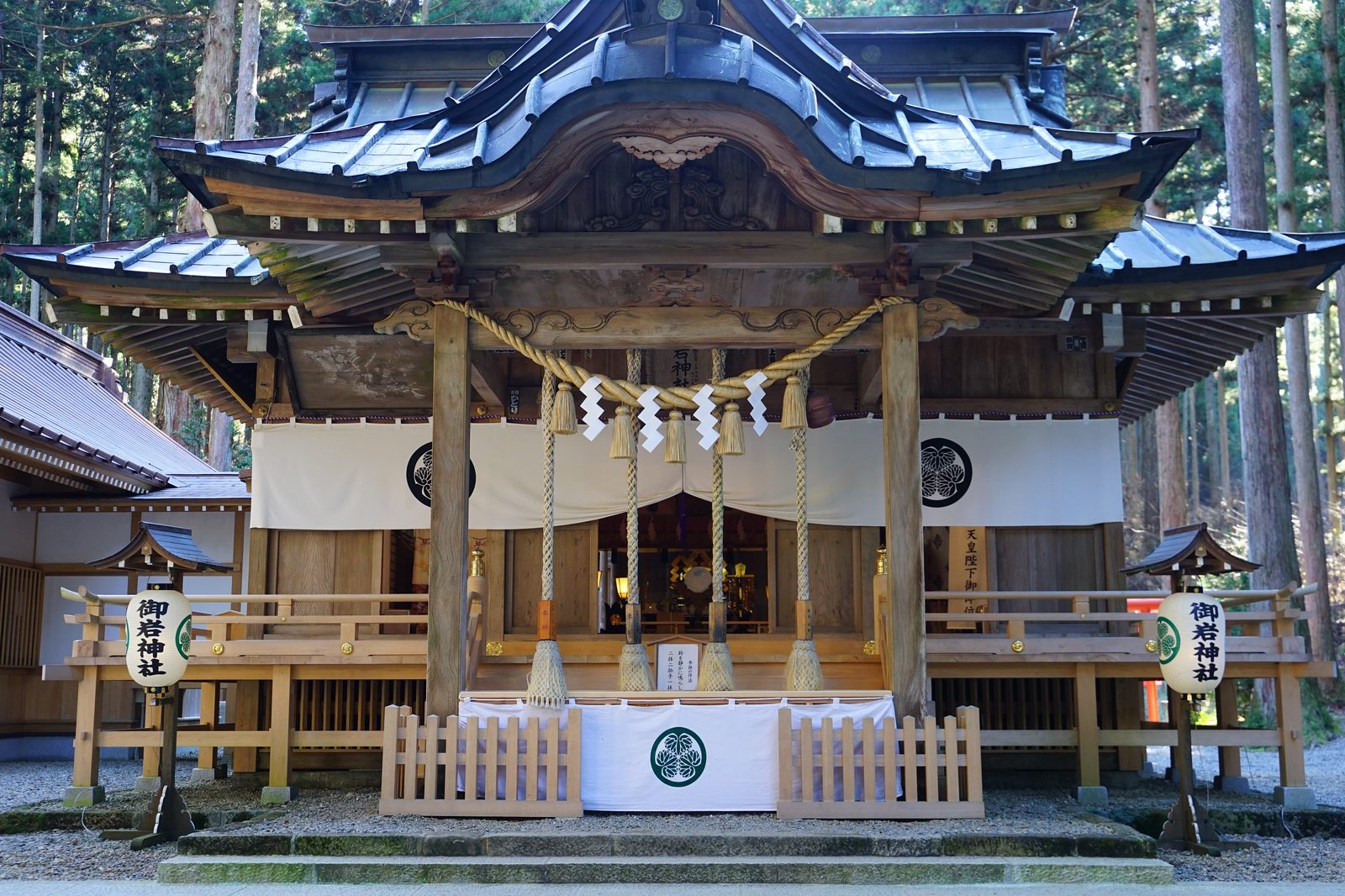 御岩神社の拝殿、しめ縄が下がる木造の社殿