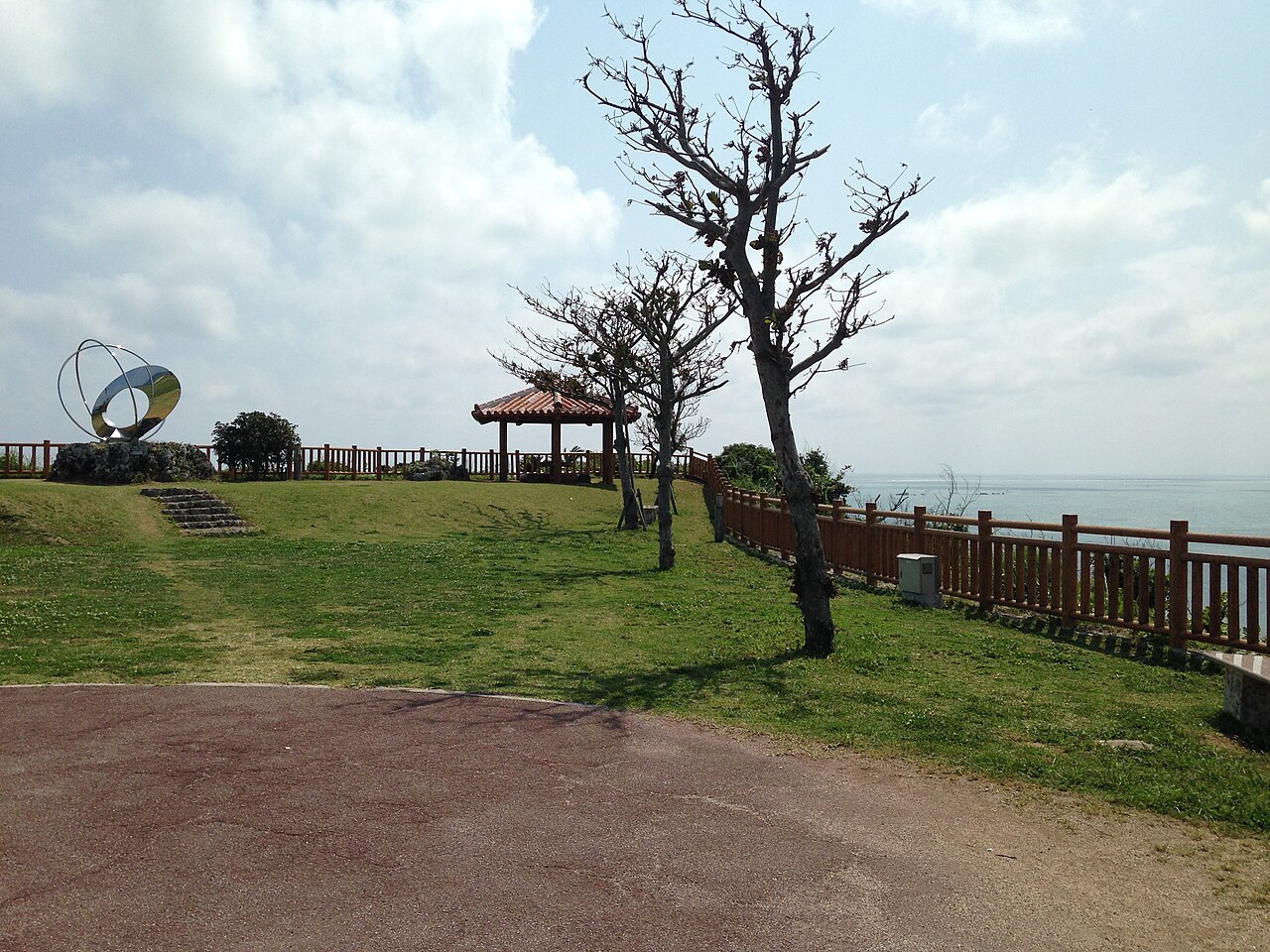 知念岬公園の芝生と海