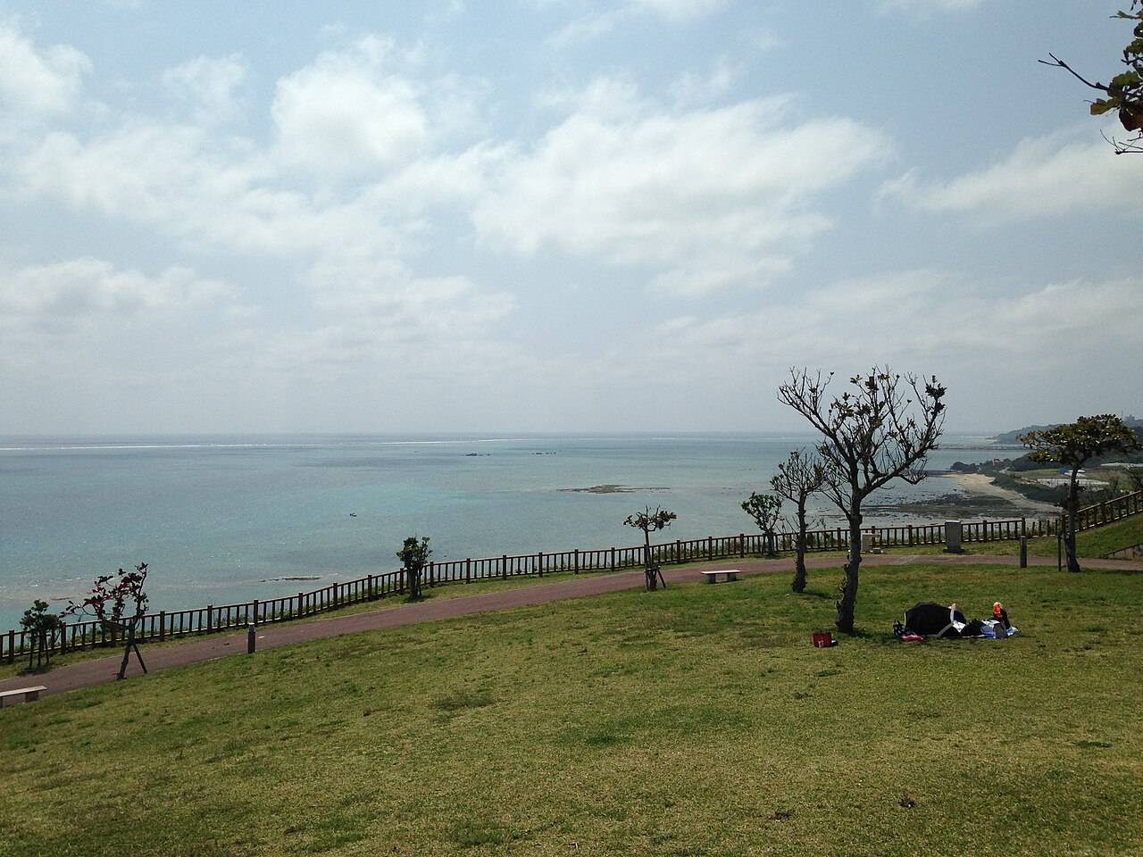 知念岬公園の芝生から俯瞰する北側の海岸線と遊歩道