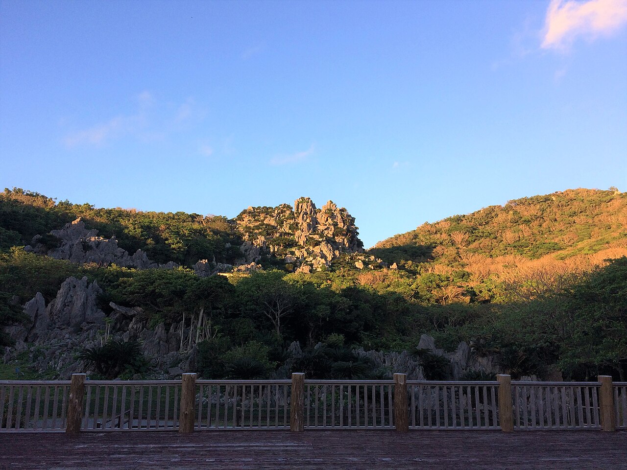 大石林山の奇岩が林立するカルスト地形