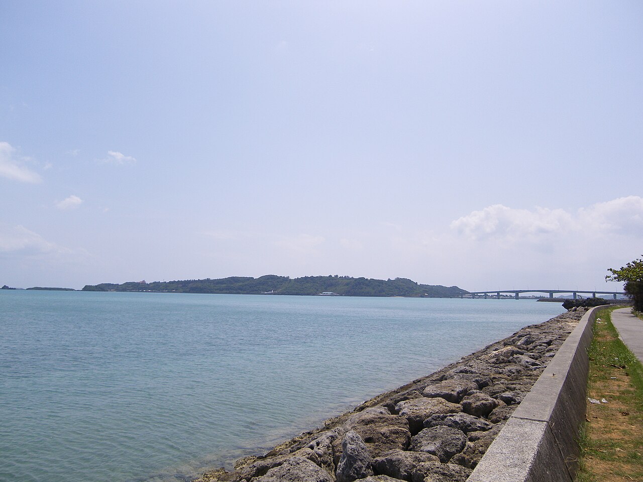 浜比嘉島の遠景と浜比嘉大橋