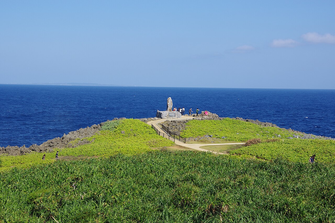 辺戸岬の断崖と果てしなく広がる海