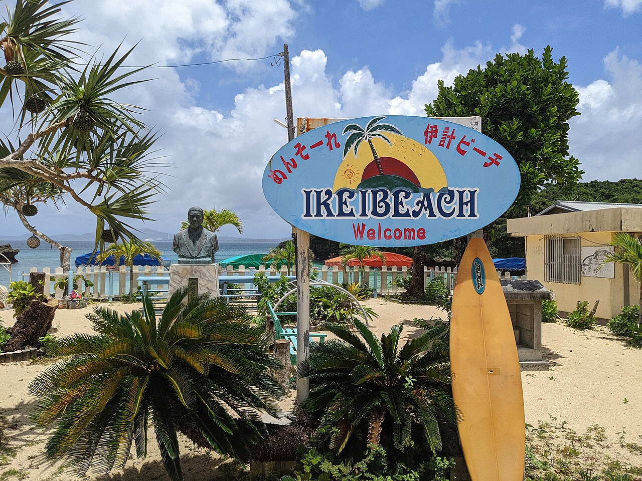 伊計ビーチのIKEI BEACHの看板