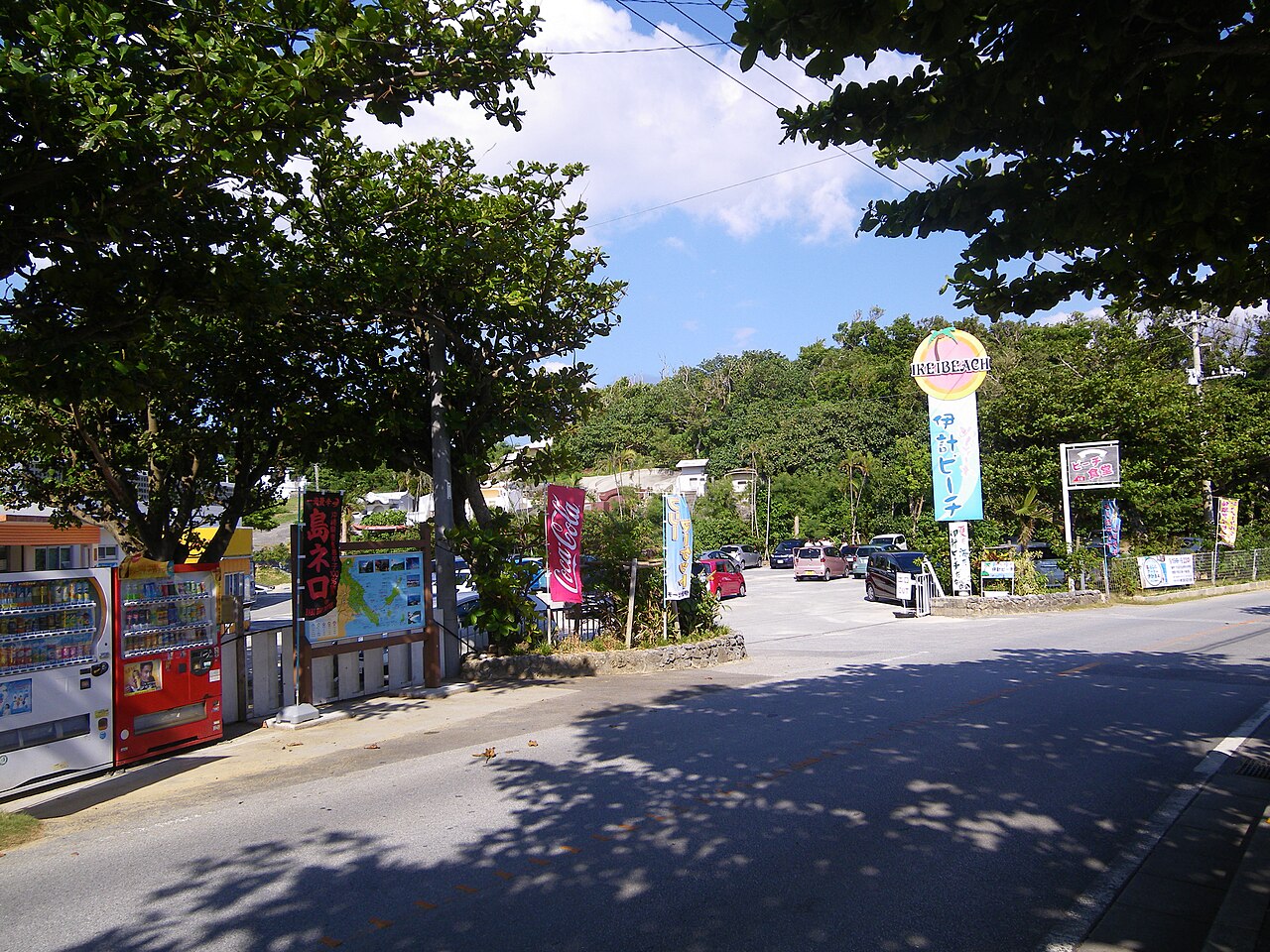 伊計ビーチの入口と県道沿いの看板