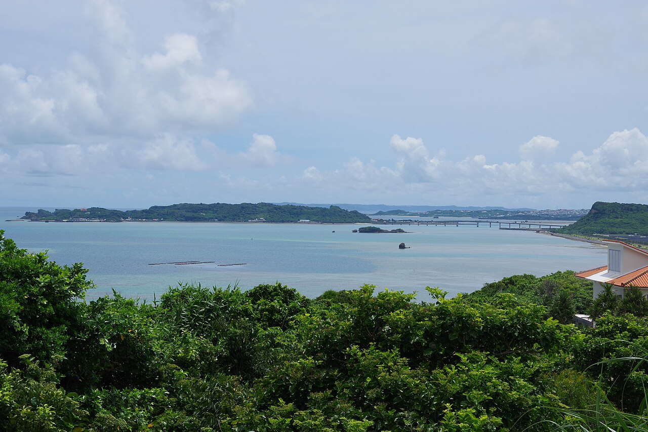 果報バンタから望む浜比嘉島と浜比嘉大橋