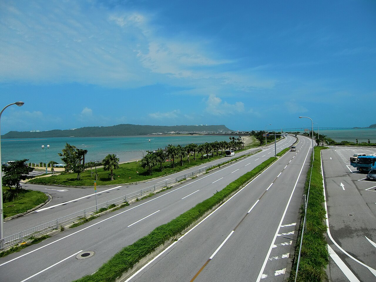 海中道路の両脇に広がるエメラルドグリーンの海と一直線の道