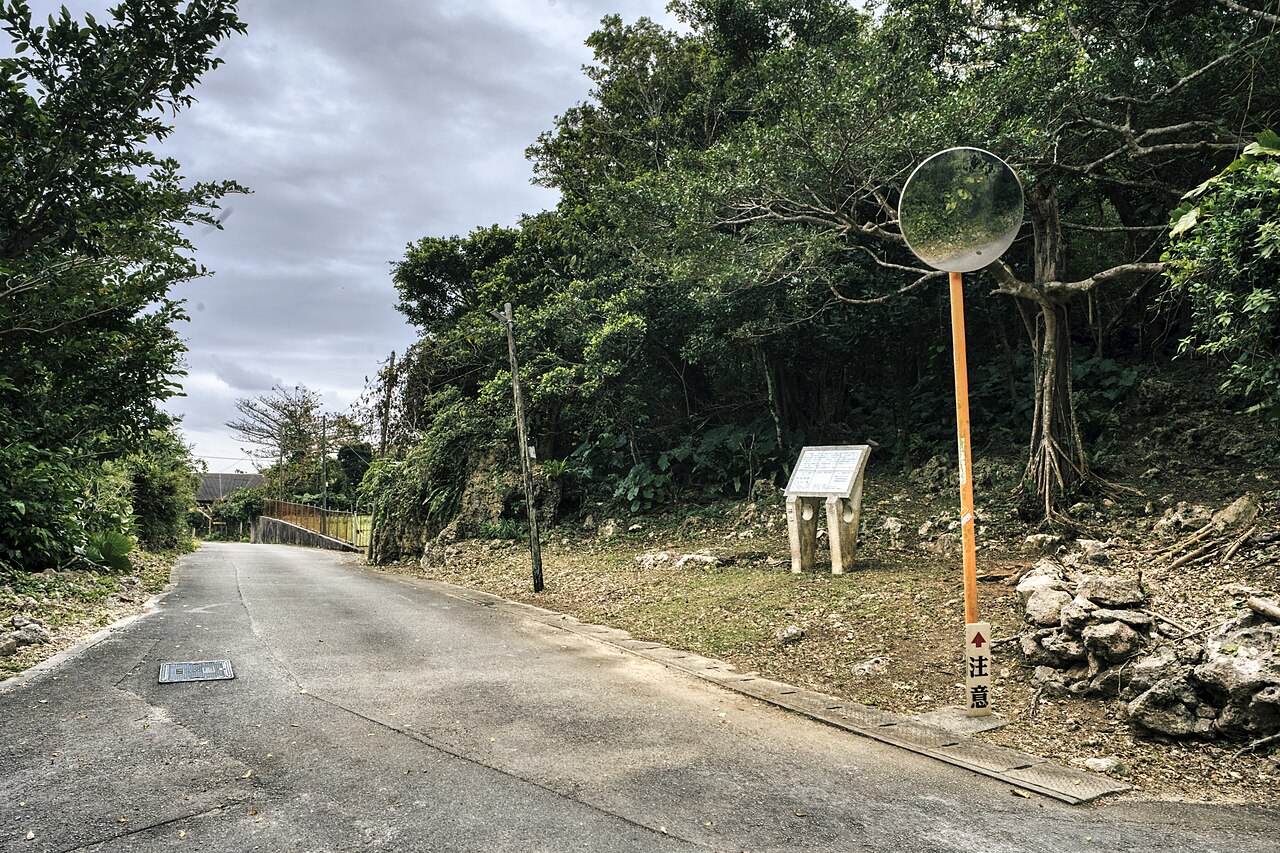 垣花集落を通る道路と説明板