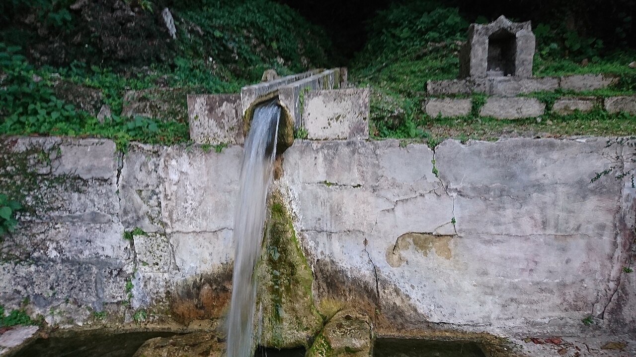 垣花樋川の岩肌から湧き出す清水と石畳