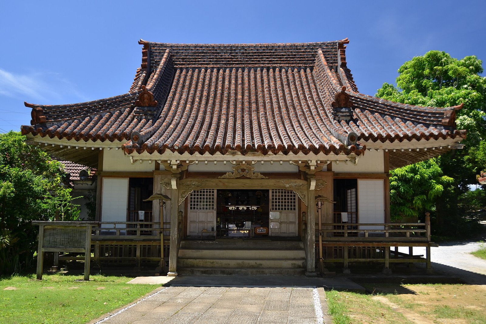 金武観音寺の本堂と地下へ続く日秀洞の入口