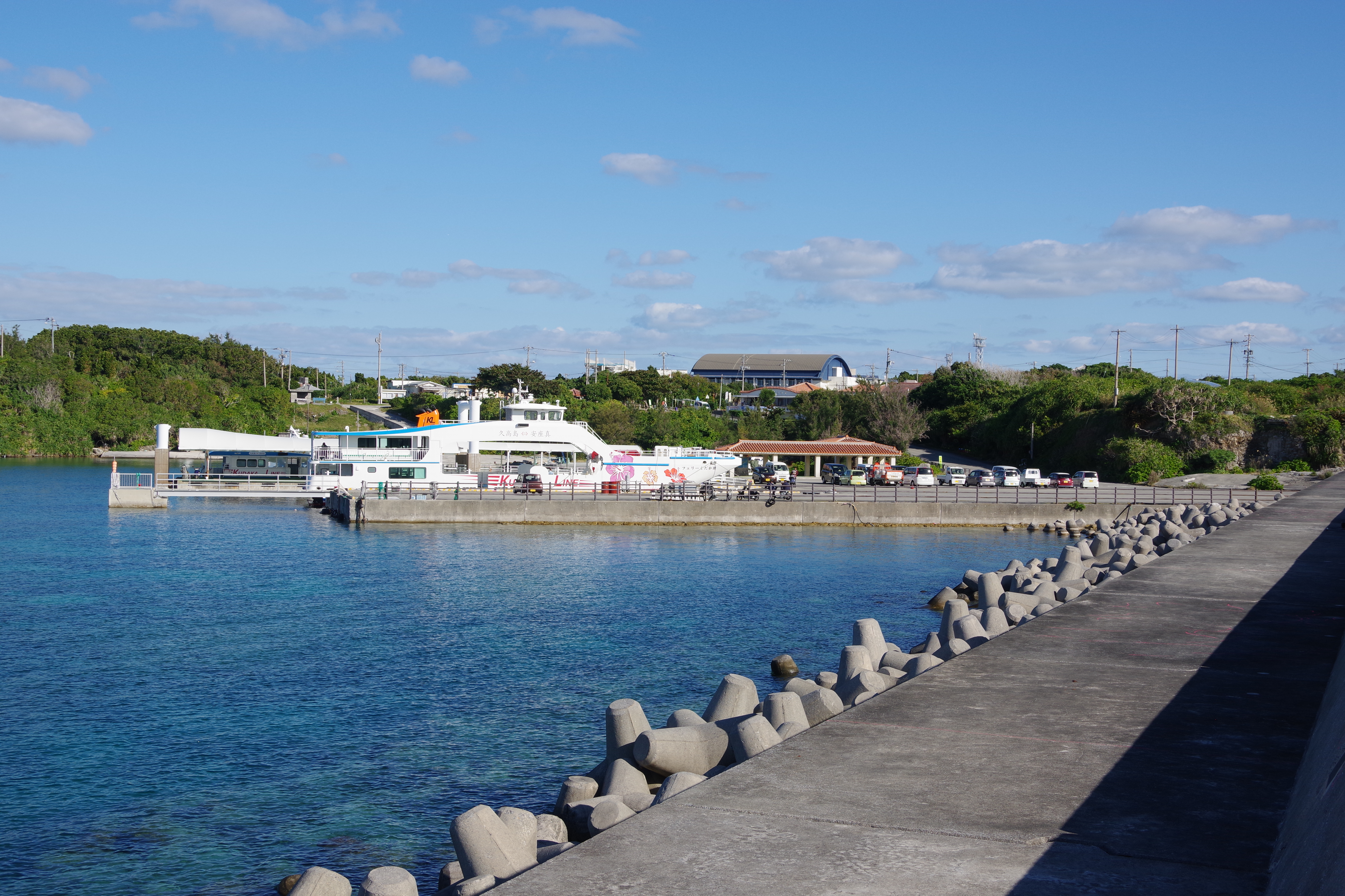 久高島側の徳仁港の全景と停泊するフェリー