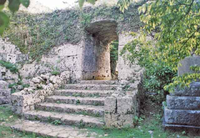 中城城跡のアーチ門と石段