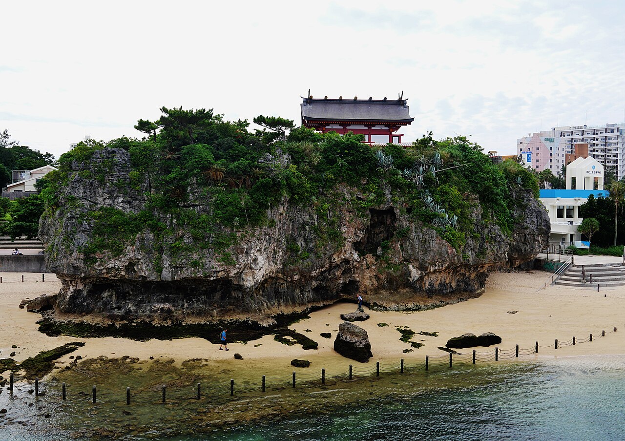 波上宮が建つ隆起珊瑚礁の断崖の全景