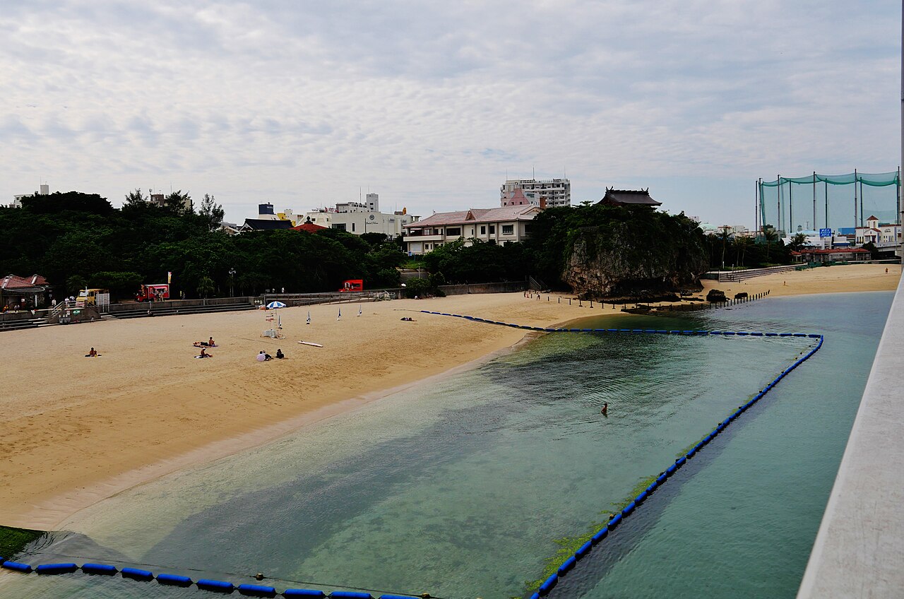 波の上ビーチの砂浜とクラゲ防止ネットが張られた海