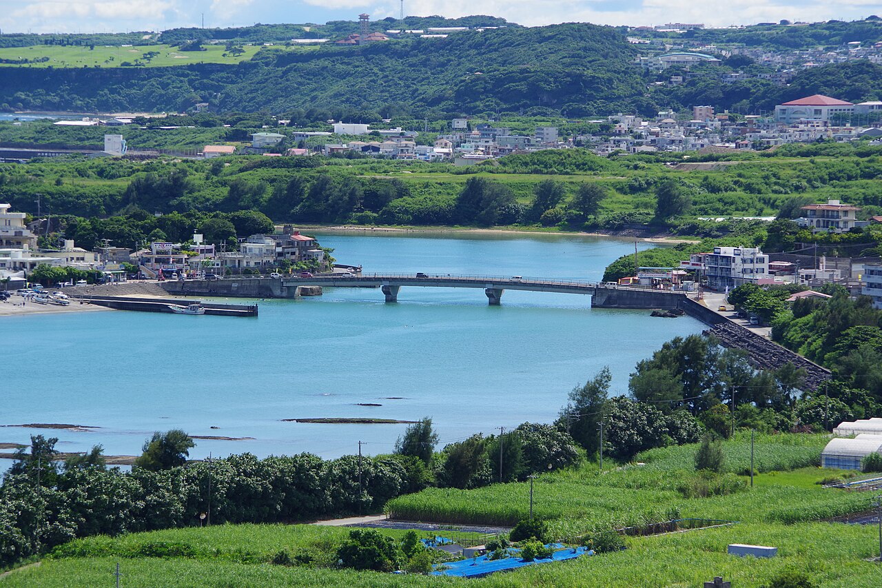 奥武島の天ぷらを、揚げたてで