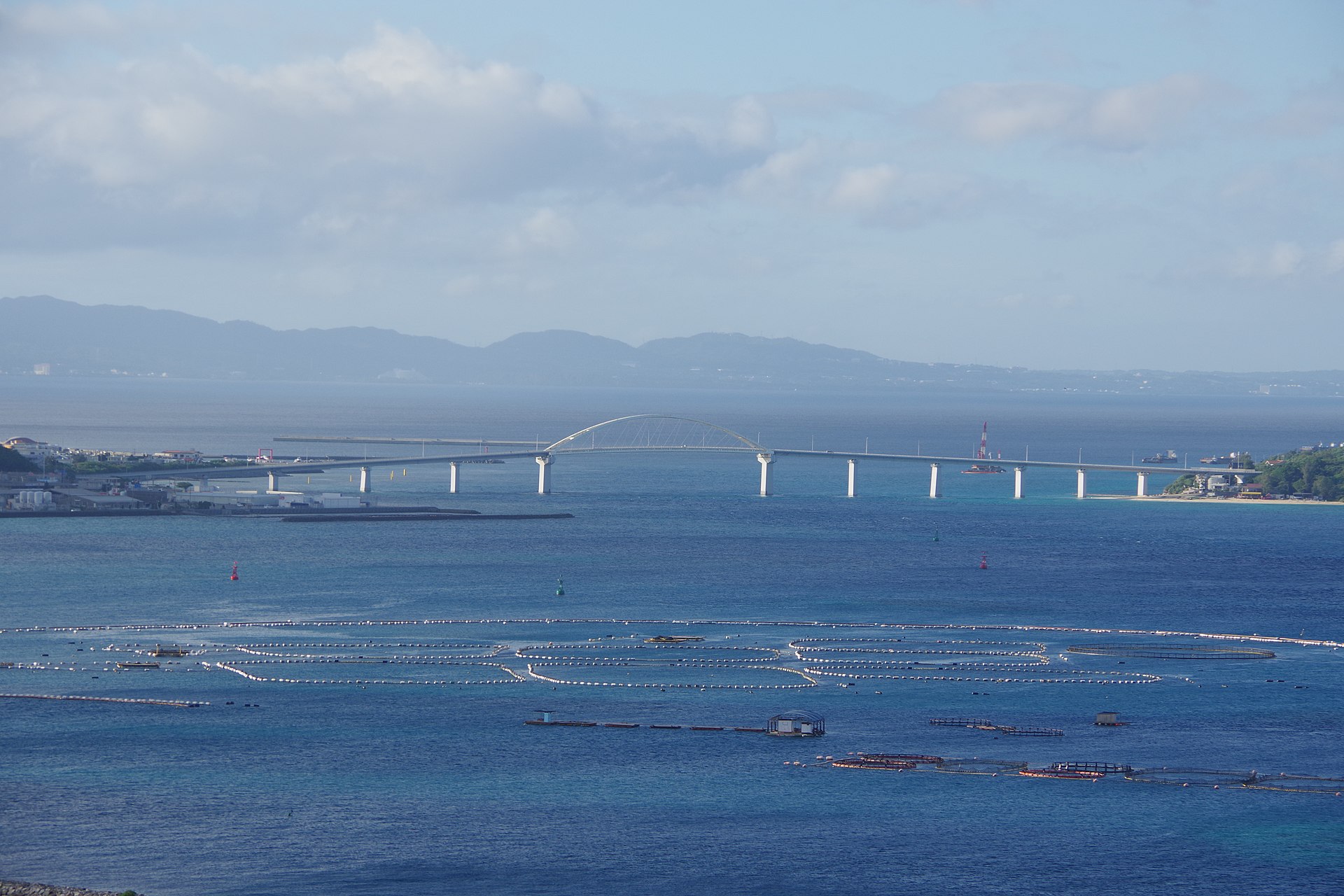 瀬底ビーチの透明な海と白い砂浜