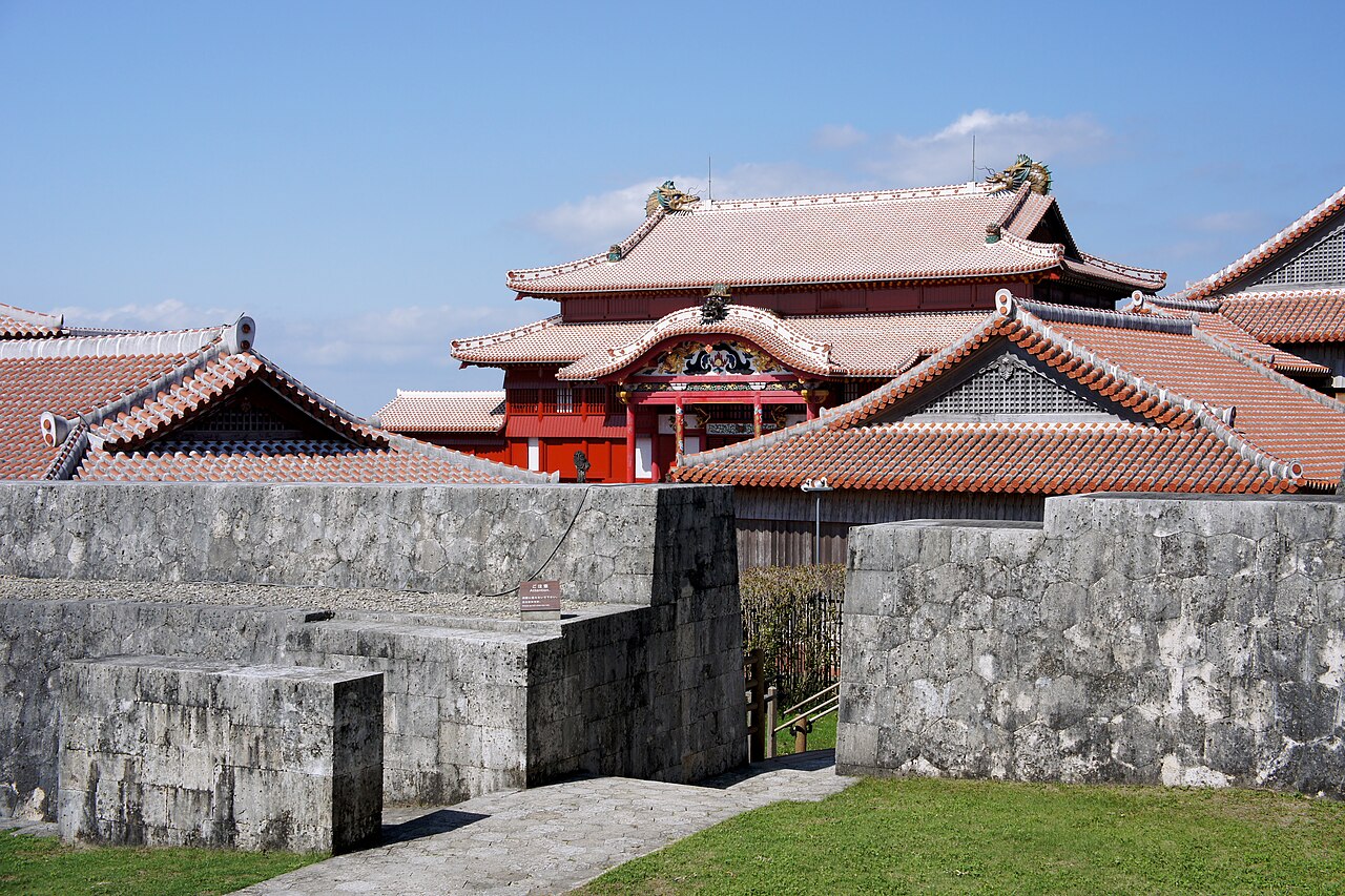 首里城公園の城壁と守礼門